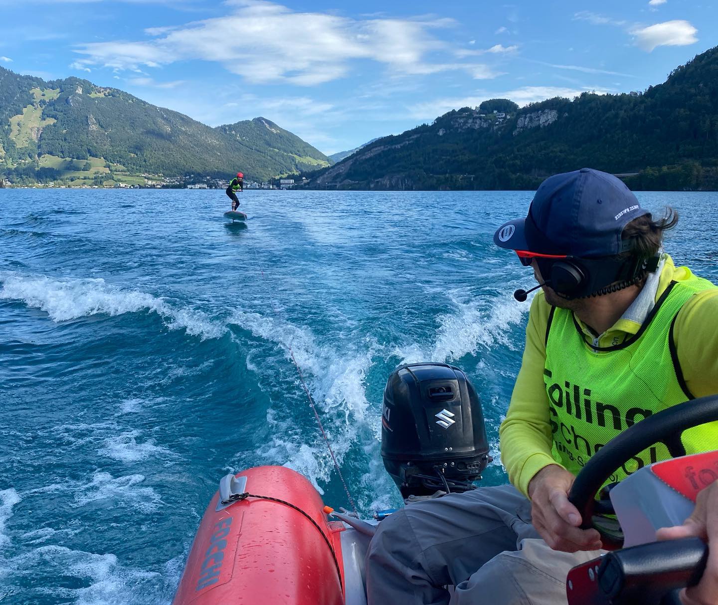 foiling School: Schüler beim Tow Foiling hinter Motorboot
